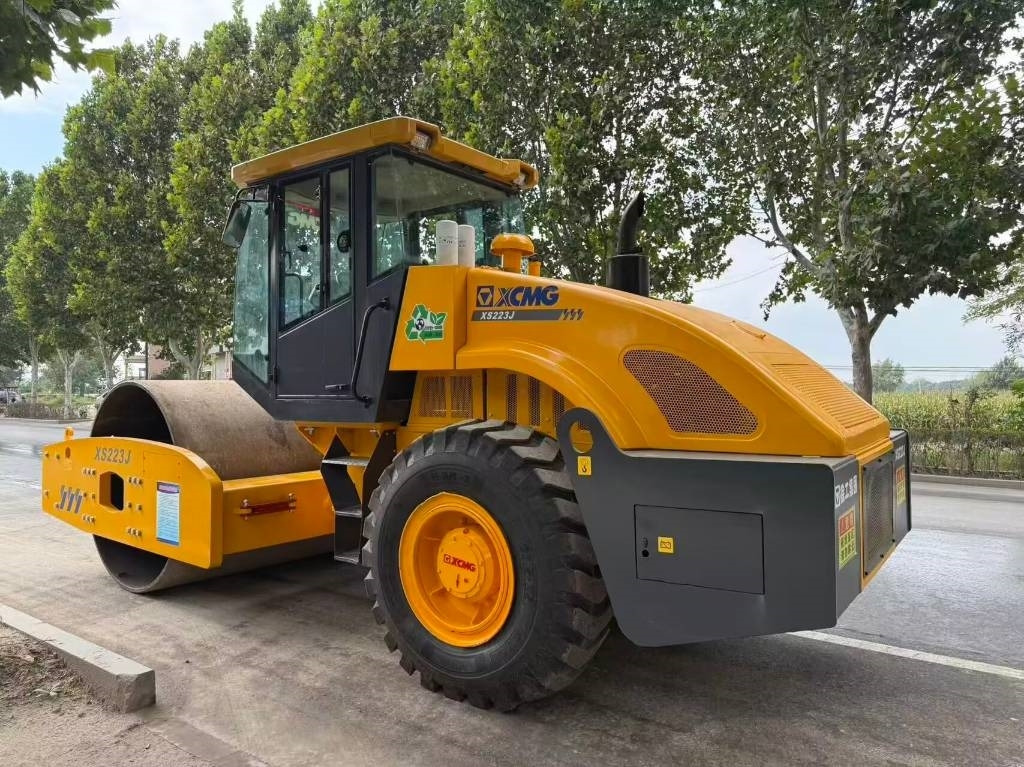 XCMG XS 223 J - Talajtömörítő: 2 kép. XCMG XS 223 J - Talajtömörítő: 2 kép.