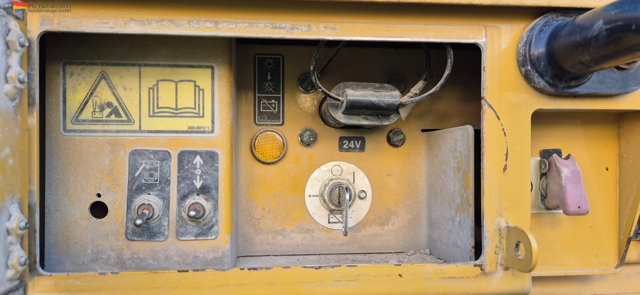 CAT 966 MXE | CAT Payload System | Klimaanlage | Rückfahrkamera | Schaufel - Gumikerekes homlokrakodó: 5 kép. CAT 966 MXE | CAT Payload System | Klimaanlage | Rückfahrkamera | Schaufel - Gumikerekes homlokrakodó: 5 kép.