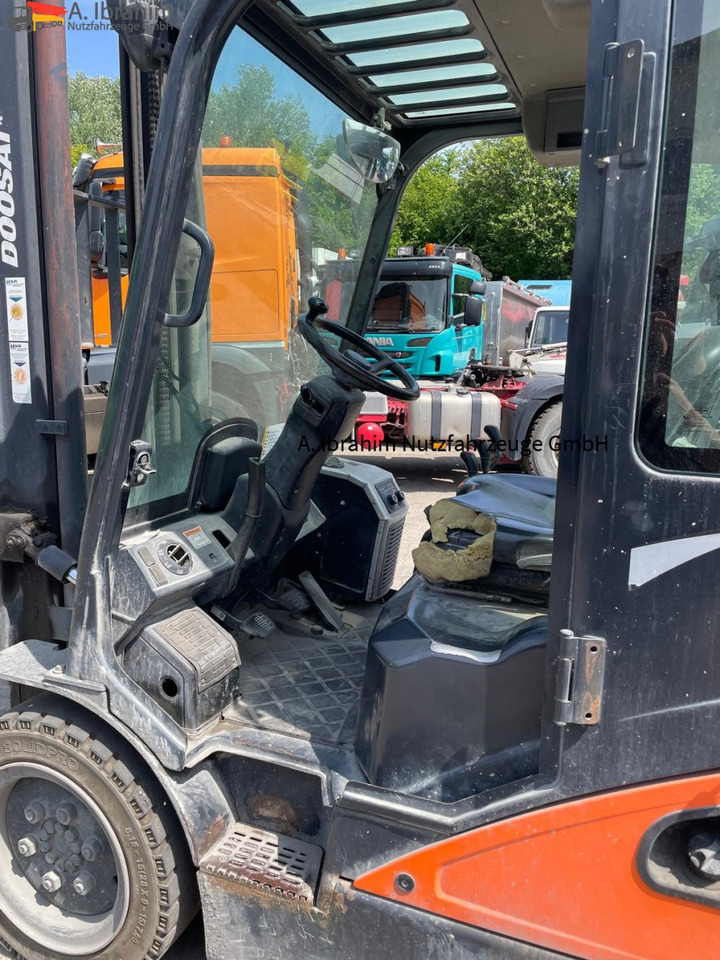 Doosan D30S-7 3000 kg Tragkraft Guter Zustand - Dízel targonca: 3 kép. Doosan D30S-7 3000 kg Tragkraft Guter Zustand - Dízel targonca: 3 kép.