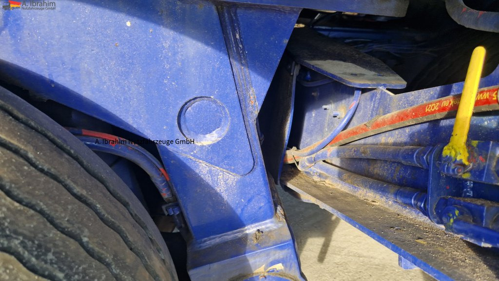 Faymonville Dollyachse, hydr. gelenkt mit Motor für Zwangslenkung - Félpótkocsi mélybölcsős: 2 kép. Faymonville Dollyachse, hydr. gelenkt mit Motor für Zwangslenkung - Félpótkocsi mélybölcsős: 2 kép.
