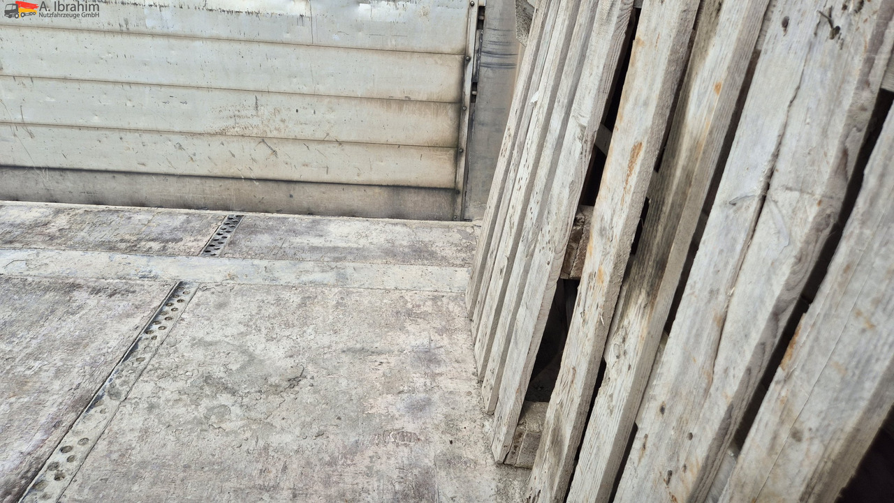 Platós pótkocsi Fliegl Baustoffpritsche: 6 kép. Platós pótkocsi Fliegl Baustoffpritsche: 6 kép.