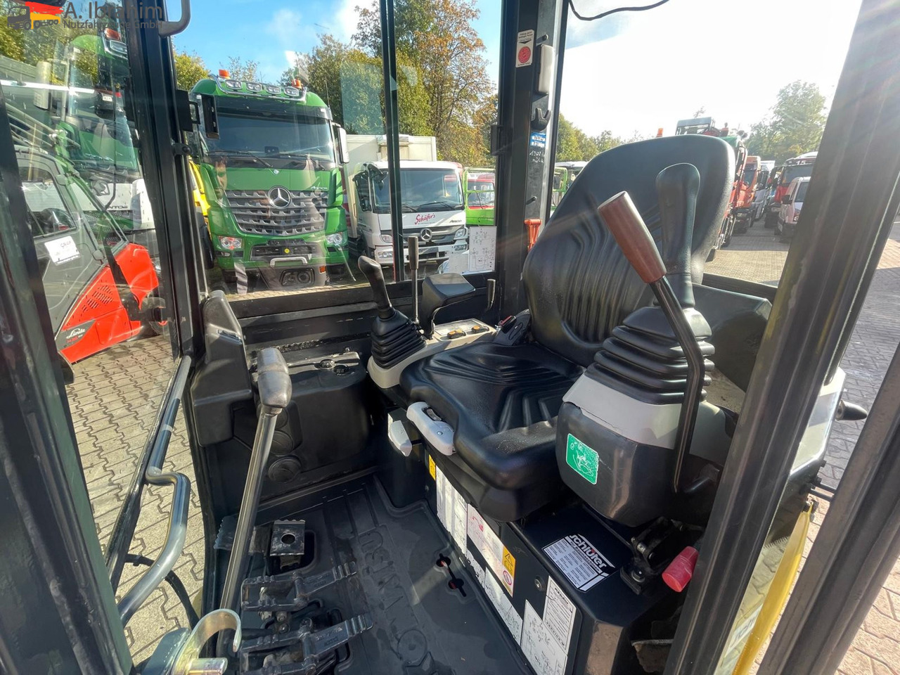 Komatsu PC 16 16R HS verstellbares Fahrwerk - Minikotró: 4 kép. Komatsu PC 16 16R HS verstellbares Fahrwerk - Minikotró: 4 kép.