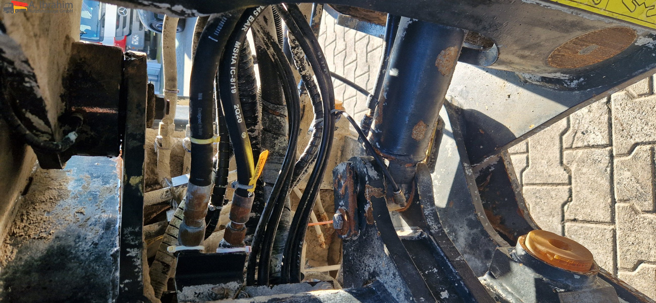 Komatsu WA 200 technisch ok. technische Wartung beim Komatsu Service - Gumikerekes homlokrakodó: 4 kép. Komatsu WA 200 technisch ok. technische Wartung beim Komatsu Service - Gumikerekes homlokrakodó: 4 kép.