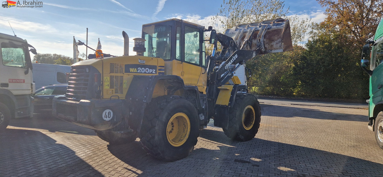 Gumikerekes homlokrakodó Komatsu WA 200 technisch ok. technische Wartung beim Komatsu Service: 13 kép. Gumikerekes homlokrakodó Komatsu WA 200 technisch ok. technische Wartung beim Komatsu Service: 13 kép.