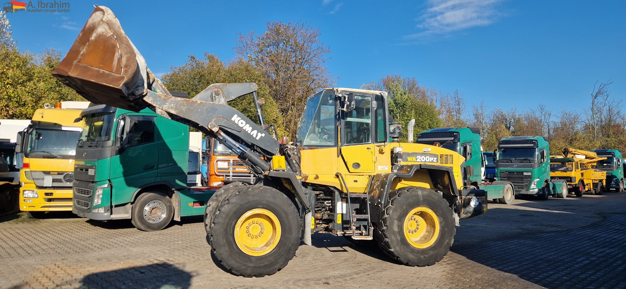 Komatsu WA 200 technisch ok. technische Wartung beim Komatsu Service - Gumikerekes homlokrakodó: 1 kép. Komatsu WA 200 technisch ok. technische Wartung beim Komatsu Service - Gumikerekes homlokrakodó: 1 kép.