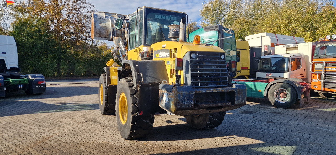 Gumikerekes homlokrakodó Komatsu WA 200 technisch ok. technische Wartung beim Komatsu Service: 11 kép. Gumikerekes homlokrakodó Komatsu WA 200 technisch ok. technische Wartung beim Komatsu Service: 11 kép.
