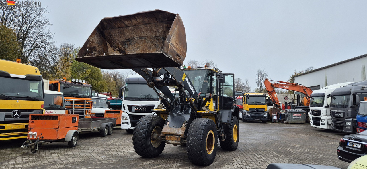 Komatsu WA 250 Zustand technisch ok, optisch 3-4 Unterlagen vorhanden - Gumikerekes homlokrakodó: 1 kép. Komatsu WA 250 Zustand technisch ok, optisch 3-4 Unterlagen vorhanden - Gumikerekes homlokrakodó: 1 kép.