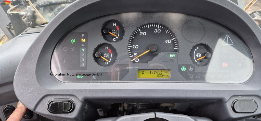 Komatsu WA 250 Zustand technisch ok, optisch 3-4 Unterlagen vorhanden - Gumikerekes homlokrakodó: 3 kép. Komatsu WA 250 Zustand technisch ok, optisch 3-4 Unterlagen vorhanden - Gumikerekes homlokrakodó: 3 kép.