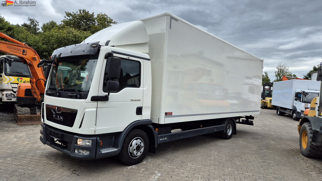 MAN 8.250 7,30 m Koffer, Navi, Topzustand - Dobozos kisteherautó: 1 kép. MAN 8.250 7,30 m Koffer, Navi, Topzustand - Dobozos kisteherautó: 1 kép.