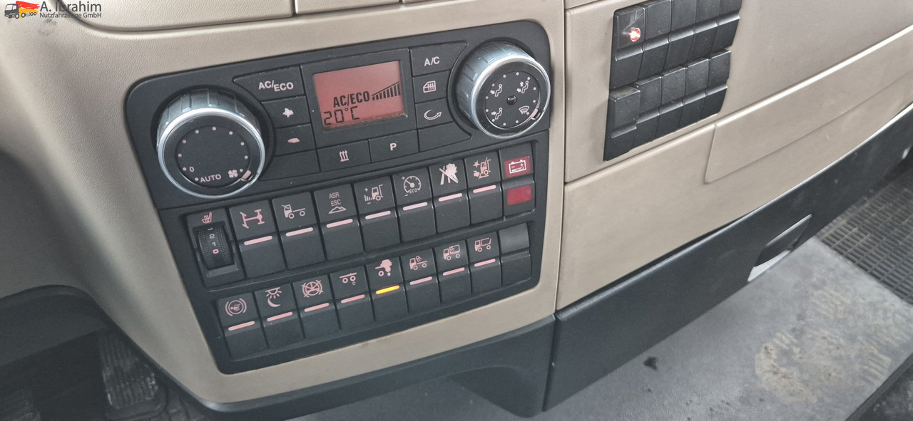 MAN TGX 26.460 Vario-Rahmen deutsches Fahrzeug. ohne Wechselbrücke - Ponyvás teherautó: 2 kép. MAN TGX 26.460 Vario-Rahmen deutsches Fahrzeug. ohne Wechselbrücke - Ponyvás teherautó: 2 kép.