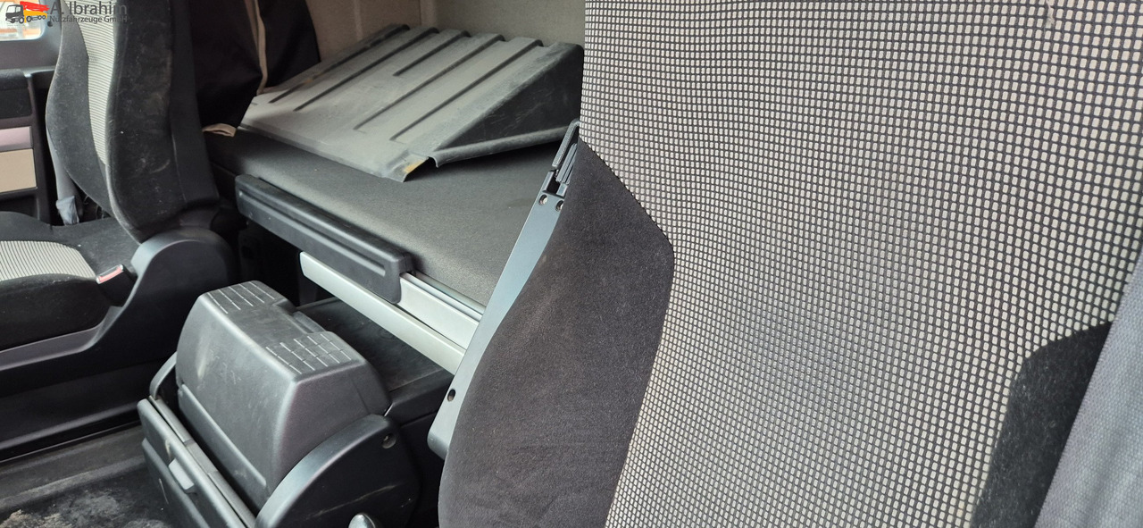 MAN TGX 26.460 Vario-Rahmen deutsches Fahrzeug. ohne Wechselbrücke - Ponyvás teherautó: 3 kép. MAN TGX 26.460 Vario-Rahmen deutsches Fahrzeug. ohne Wechselbrücke - Ponyvás teherautó: 3 kép.