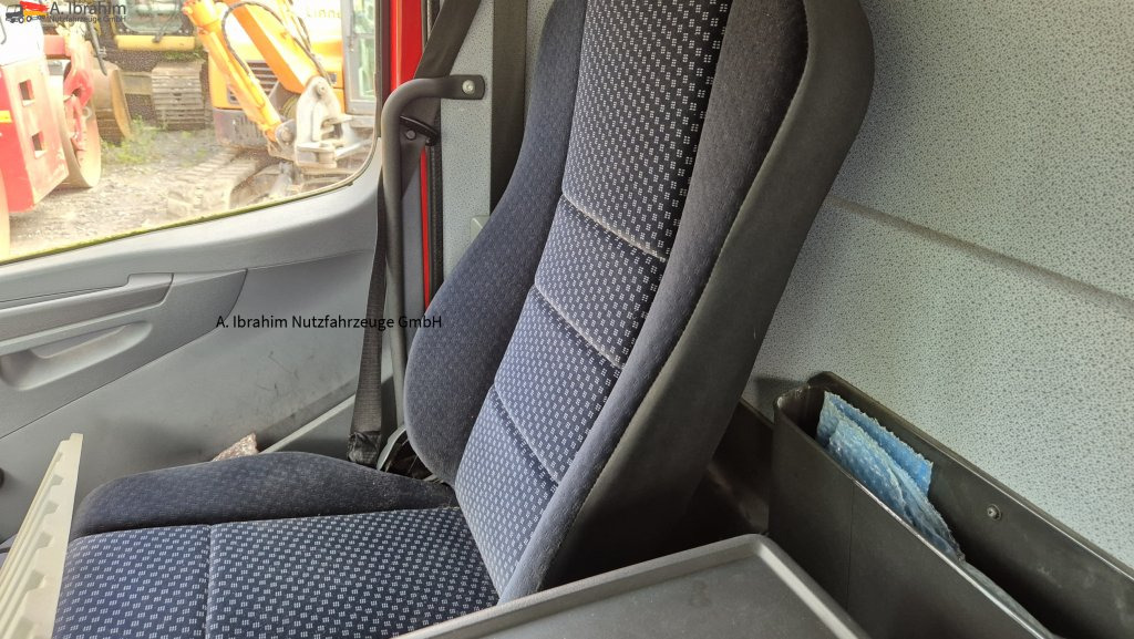 Mercedes-Benz 1222 Werkstattkoffer mit Regalsystem - Dobozos felépítményű teherautó: 5 kép. Mercedes-Benz 1222 Werkstattkoffer mit Regalsystem - Dobozos felépítményű teherautó: 5 kép.