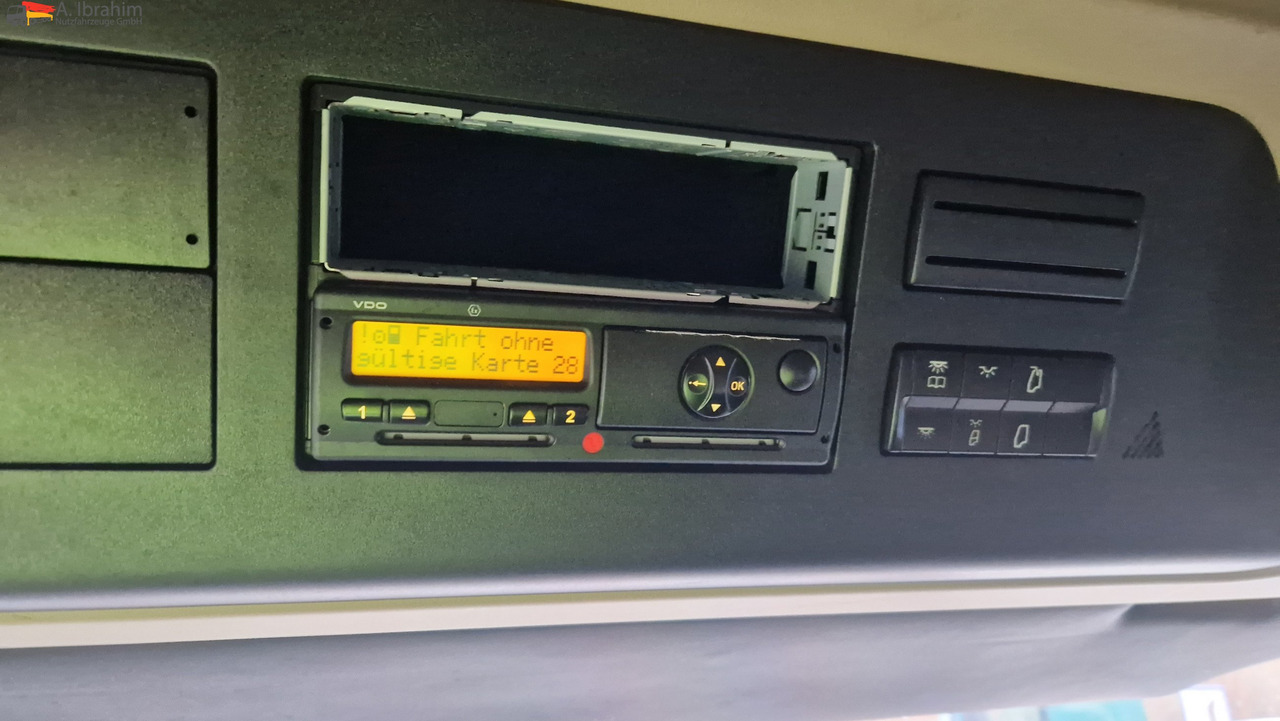 Mercedes-Benz 1845 Retarder Klima, Kühlschrank Edscha, Retarder, LBW, Zustand gut - Ponyvás teherautó: 4 kép. Mercedes-Benz 1845 Retarder Klima, Kühlschrank Edscha, Retarder, LBW, Zustand gut - Ponyvás teherautó: 4 kép.