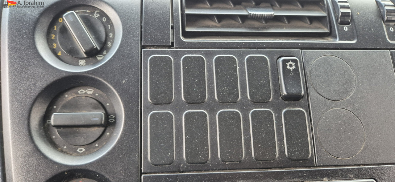 Mercedes-Benz Atego 823 LBW | Radstand 4900 mm | 7.2 m Pritsche Klima | 3 Pedals - Ponyvás kisteherautó: 2 kép. Mercedes-Benz Atego 823 LBW | Radstand 4900 mm | 7.2 m Pritsche Klima | 3 Pedals - Ponyvás kisteherautó: 2 kép.