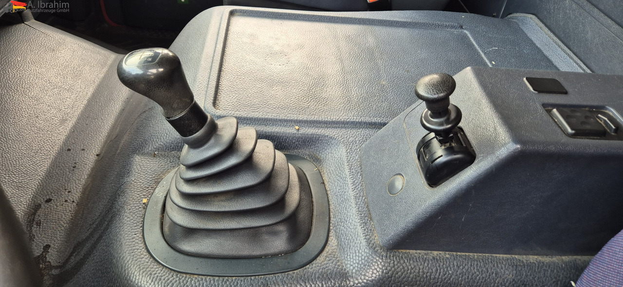 Mercedes-Benz Atego 823 LBW | Radstand 4900 mm | 7.2 m Pritsche Klima | 3 Pedals - Ponyvás kisteherautó: 3 kép. Mercedes-Benz Atego 823 LBW | Radstand 4900 mm | 7.2 m Pritsche Klima | 3 Pedals - Ponyvás kisteherautó: 3 kép.