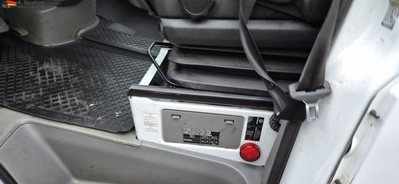 Mercedes-Benz Sprinter DB 319 CDI Automatik, Tempomat, ATM bei 290 tkm - Vontató: 4 kép. Mercedes-Benz Sprinter DB 319 CDI Automatik, Tempomat, ATM bei 290 tkm - Vontató: 4 kép.