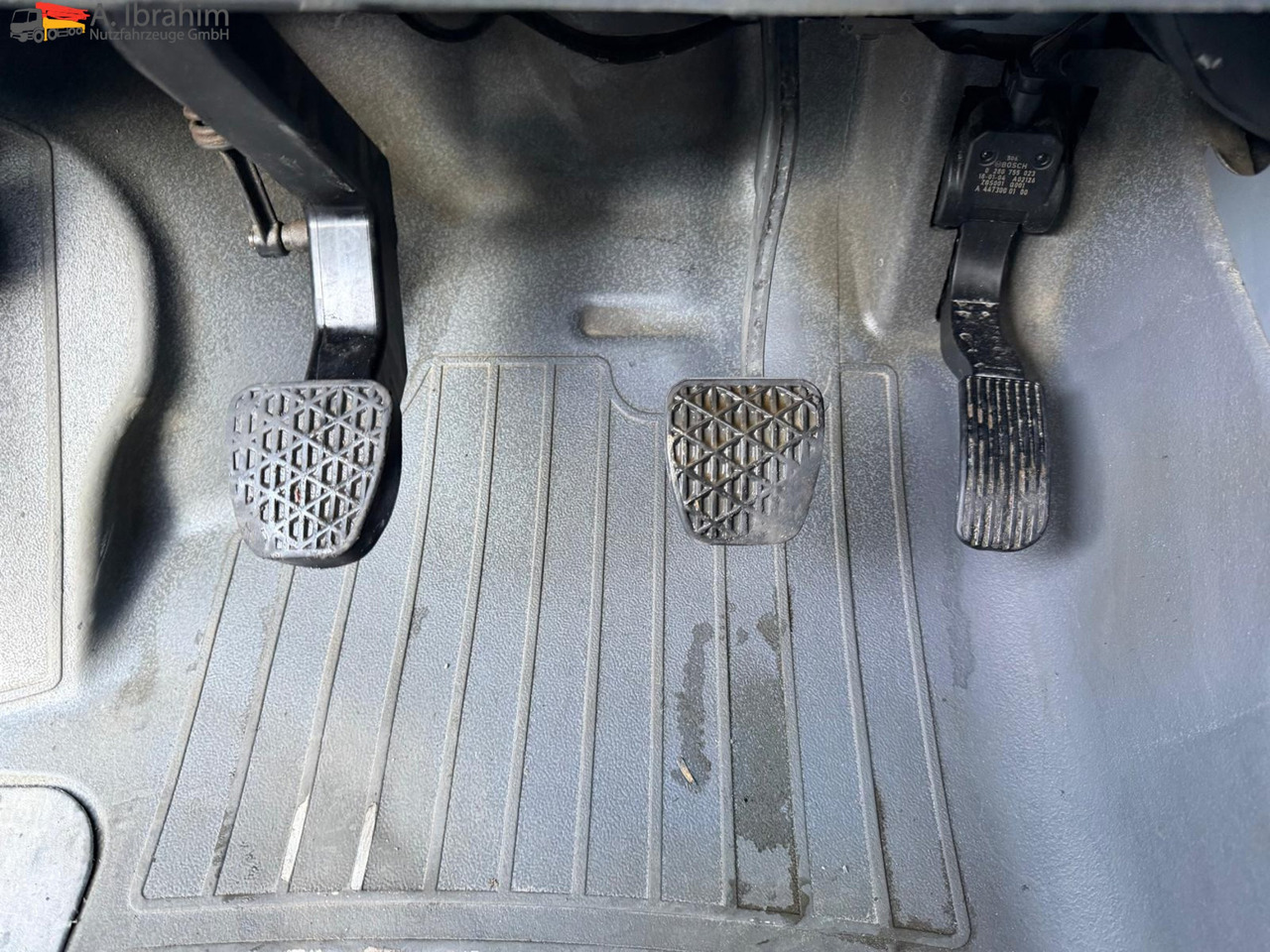 Mercedes-Benz Vito 116 CDI Standheizung | BF 3 | GST Anlage - Büféautó: 4 kép. Mercedes-Benz Vito 116 CDI Standheizung | BF 3 | GST Anlage - Büféautó: 4 kép.