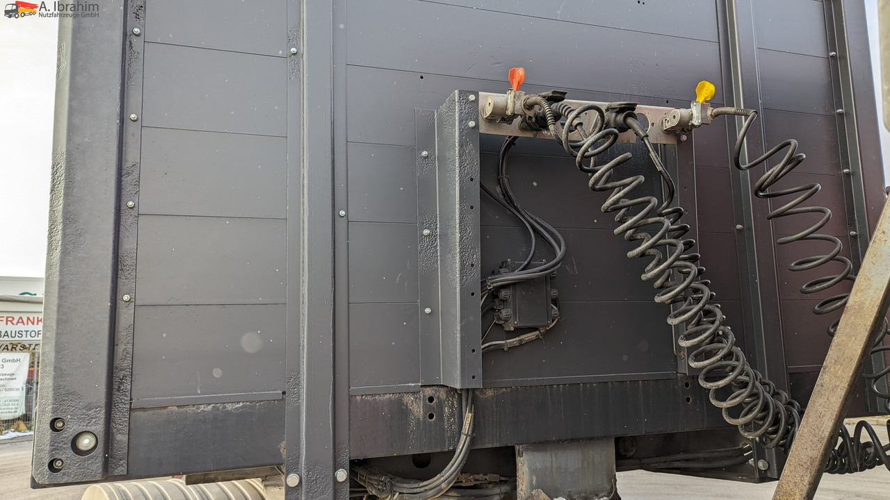 Meusburger MPS-3 Schräglader - Platós félpótkocsi: 5 kép. Meusburger MPS-3 Schräglader - Platós félpótkocsi: 5 kép.