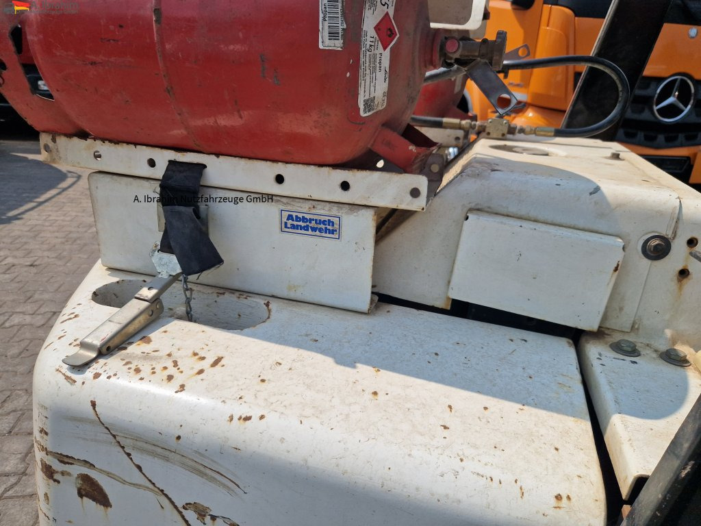Nissan BF 03-40 4t Stapler - Villás targonca: 5 kép. Nissan BF 03-40 4t Stapler - Villás targonca: 5 kép.