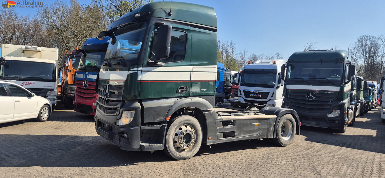 Mercedes-Benz 1840 Actros, 3x vorhanden, identisch - Nyergesvontató: 1 kép. Mercedes-Benz 1840 Actros, 3x vorhanden, identisch - Nyergesvontató: 1 kép.