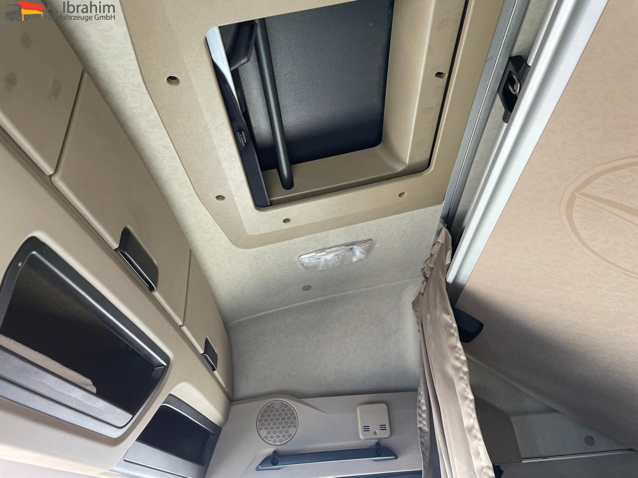 Mercedes-Benz 1845 Kipphydraulik, Retarder, Kompressor 4x2 - Nyergesvontató: 5 kép. Mercedes-Benz 1845 Kipphydraulik, Retarder, Kompressor 4x2 - Nyergesvontató: 5 kép.