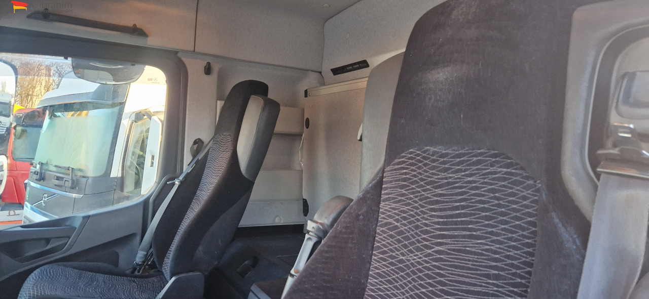 Mercedes-Benz 2643 6x4, Blatt Luft, scheckheft Mercedes , Kipphydraulik - Nyergesvontató: 3 kép. Mercedes-Benz 2643 6x4, Blatt Luft, scheckheft Mercedes , Kipphydraulik - Nyergesvontató: 3 kép.