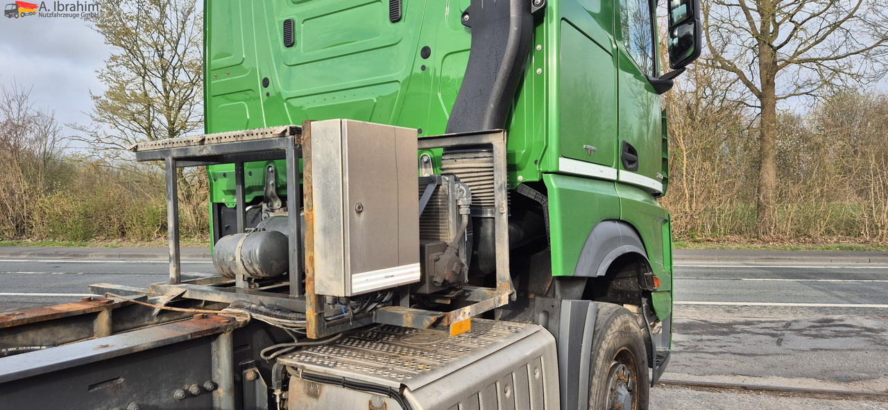 Mercedes-Benz DB 2853 4x4x2H Retarder - Nyergesvontató: 4 kép. Mercedes-Benz DB 2853 4x4x2H Retarder - Nyergesvontató: 4 kép.