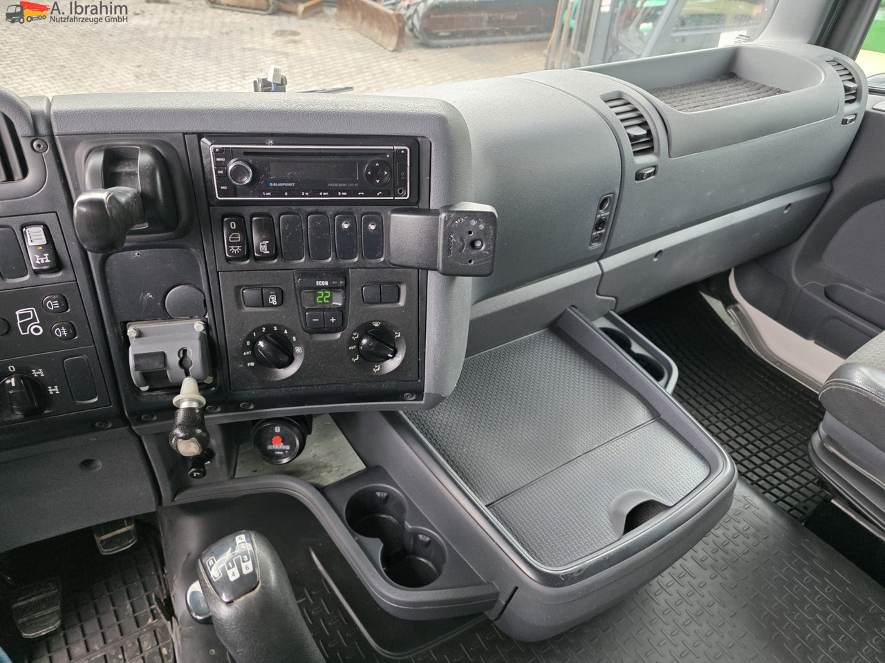 Scania R560 | 6x4 | V8 | Blatt Blatt | Schaltgetriebe |Kipphydraulik | Klima | Trommelbremse| 3 Pedals - Nyergesvontató: 5 kép. Scania R560 | 6x4 | V8 | Blatt Blatt | Schaltgetriebe |Kipphydraulik | Klima | Trommelbremse| 3 Pedals - Nyergesvontató: 5 kép.