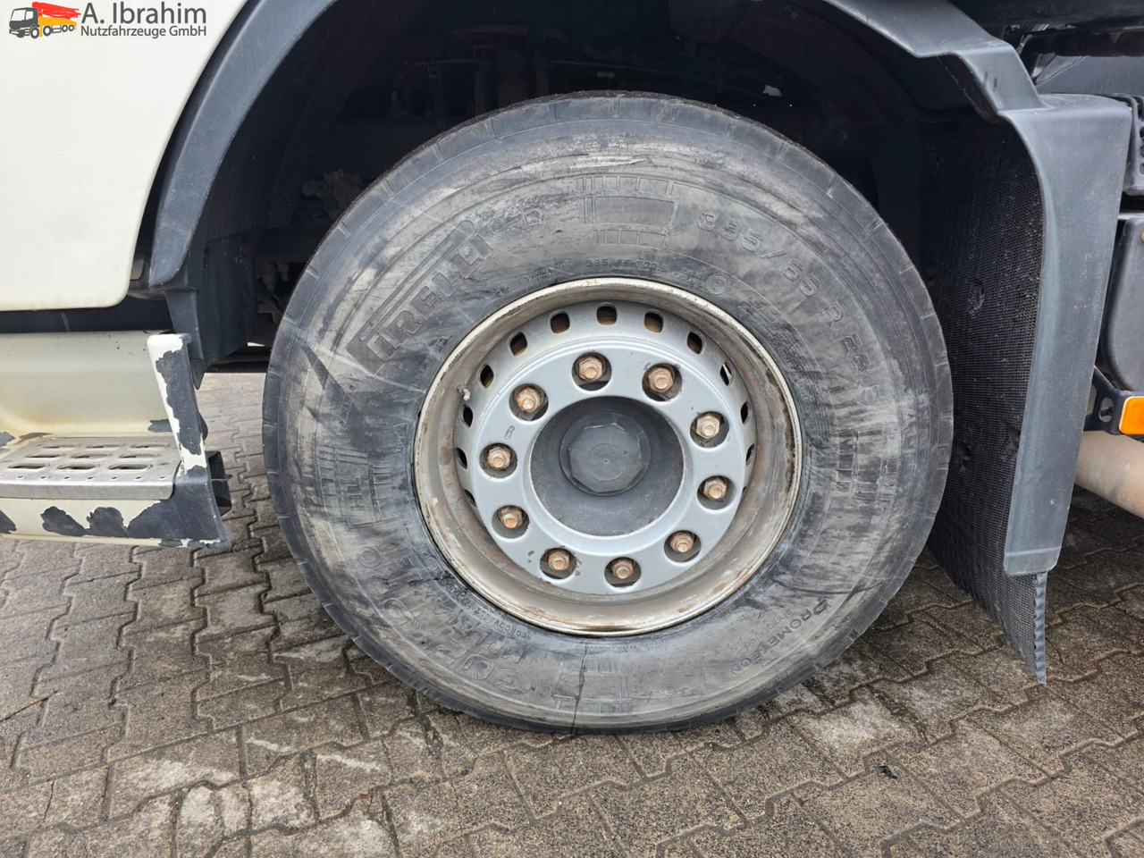 Volvo FH 520 | 6x4 | V8 | Kipphydraulik | Blatt Blatt | Schaltgetriebe | Klima | Trommelbremse | 3 Pedals - Nyergesvontató: 5 kép. Volvo FH 520 | 6x4 | V8 | Kipphydraulik | Blatt Blatt | Schaltgetriebe | Klima | Trommelbremse | 3 Pedals - Nyergesvontató: 5 kép.