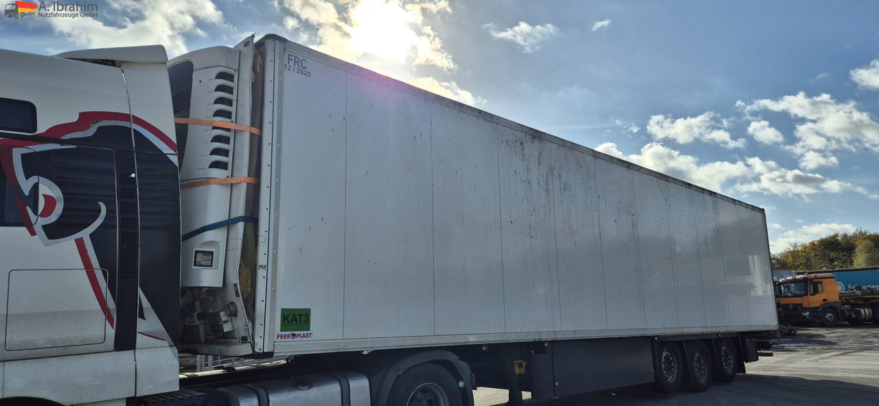 Schmitz SKO 24 Stirnwandschaden, voll fahrbereit Schmitz Kühlaggregat - Félpótkocsi hűtős: 1 kép. Schmitz SKO 24 Stirnwandschaden, voll fahrbereit Schmitz Kühlaggregat - Félpótkocsi hűtős: 1 kép.