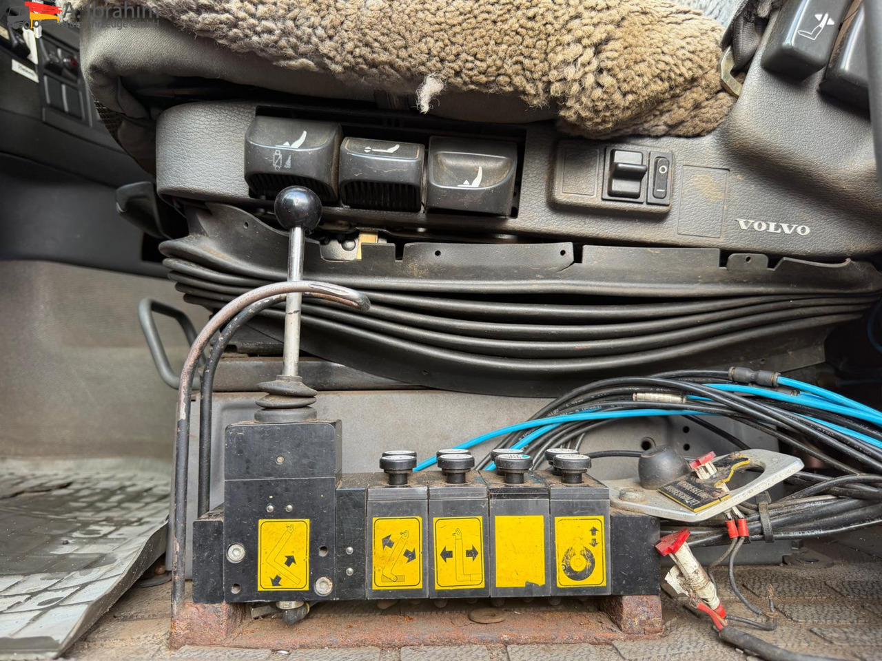 Volvo FH12-420 8x2 Fahrzeugpapiere Schweiz - Horgos rakodó teherautó: 4 kép. Volvo FH12-420 8x2 Fahrzeugpapiere Schweiz - Horgos rakodó teherautó: 4 kép.