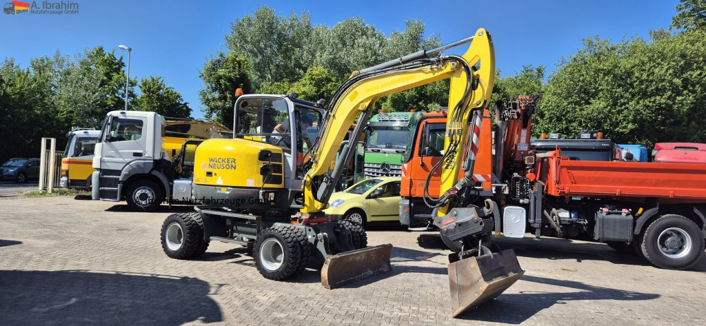 Wacker Neuson 6503 E05-07 hydr. Schnellwechsler mit Oilquick - Gumikerekes kotró: 1 kép. Wacker Neuson 6503 E05-07 hydr. Schnellwechsler mit Oilquick - Gumikerekes kotró: 1 kép.