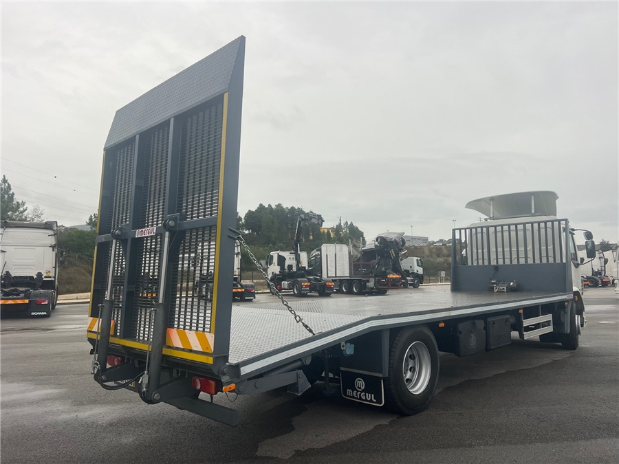 DAF LF 55.220 - Platós teherautó: 4 kép. DAF LF 55.220 - Platós teherautó: 4 kép.