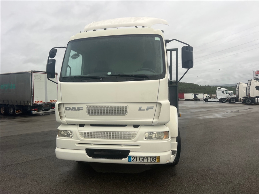 DAF LF 55.220 - Platós teherautó: 2 kép. DAF LF 55.220 - Platós teherautó: 2 kép.