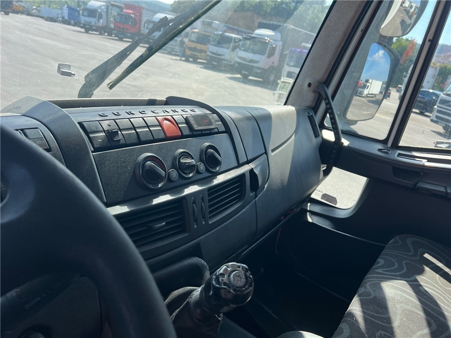 Hűtős teherautó Iveco 140E25: 12 kép. Hűtős teherautó Iveco 140E25: 12 kép.