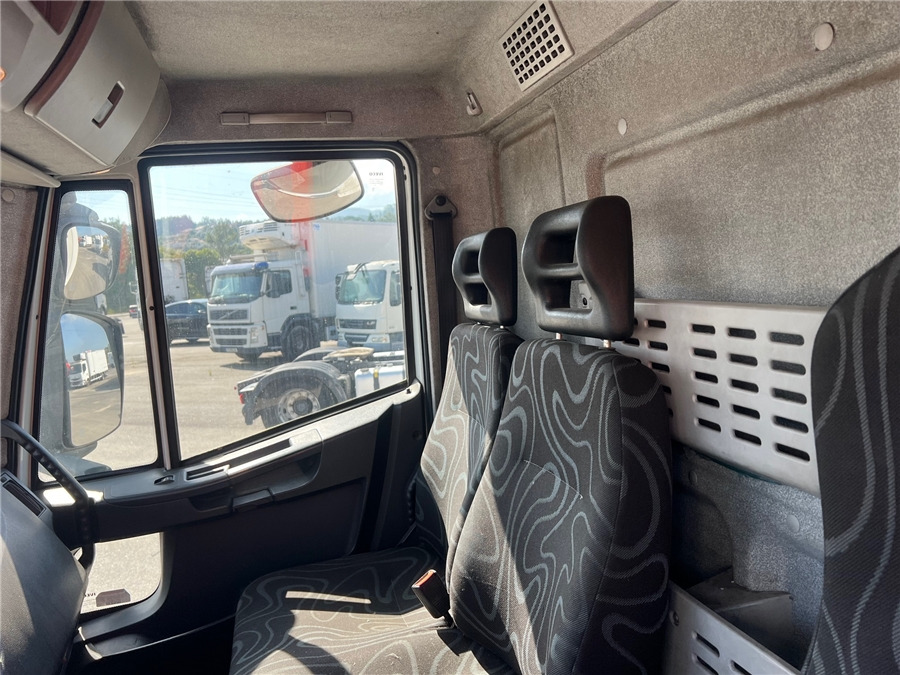 Hűtős teherautó Iveco 140E25: 13 kép. Hűtős teherautó Iveco 140E25: 13 kép.