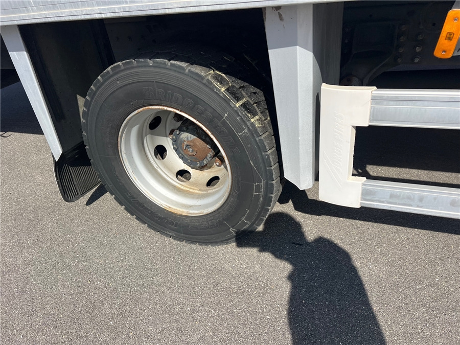 Hűtős teherautó Iveco 140E25: 19 kép. Hűtős teherautó Iveco 140E25: 19 kép.