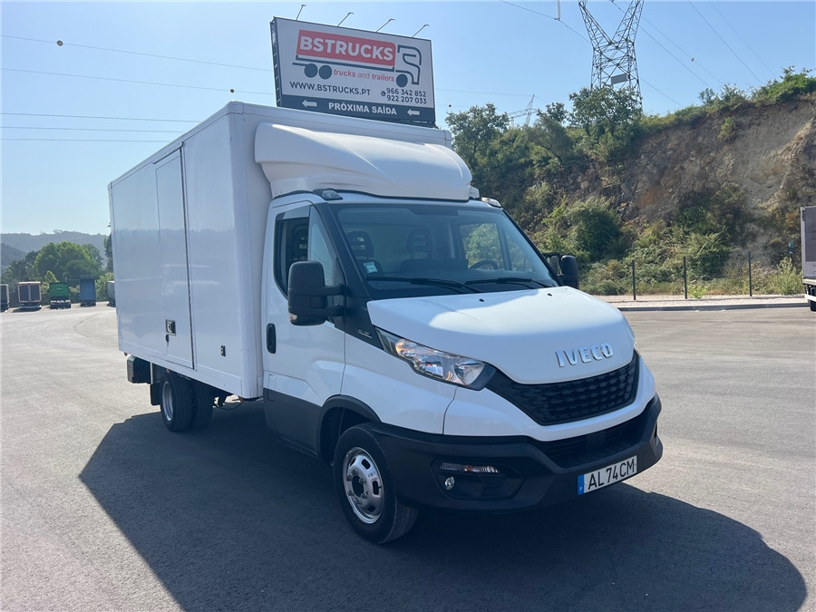 Iveco 35C16H - Dobozos felépítményű teherautó: 4 kép. Iveco 35C16H - Dobozos felépítményű teherautó: 4 kép.