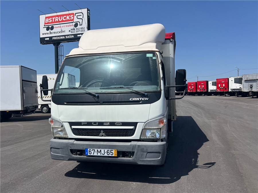 Mitsubishi 7C18 - Ponyvás teherautó: 2 kép. Mitsubishi 7C18 - Ponyvás teherautó: 2 kép.