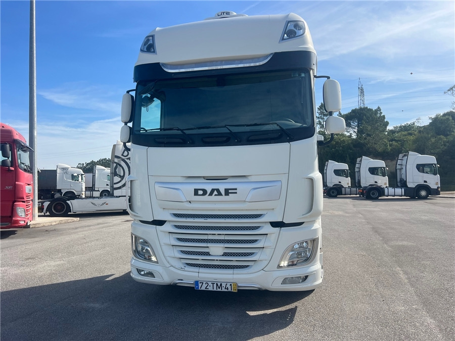DAF XF 105/480 - Nyergesvontató: 2 kép. DAF XF 105/480 - Nyergesvontató: 2 kép.