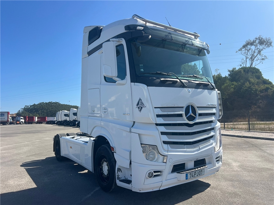 MERCEDES-BENZ ACTROS 1845 LS - Nyergesvontató: 3 kép. MERCEDES-BENZ ACTROS 1845 LS - Nyergesvontató: 3 kép.