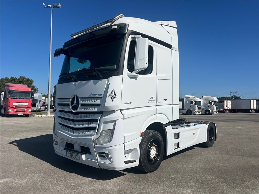 MERCEDES-BENZ ACTROS 1845 LS - Nyergesvontató: 1 kép. MERCEDES-BENZ ACTROS 1845 LS - Nyergesvontató: 1 kép.