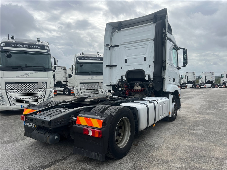 MERCEDES-BENZ ACTROS 1845 LS - Nyergesvontató: 3 kép. MERCEDES-BENZ ACTROS 1845 LS - Nyergesvontató: 3 kép.