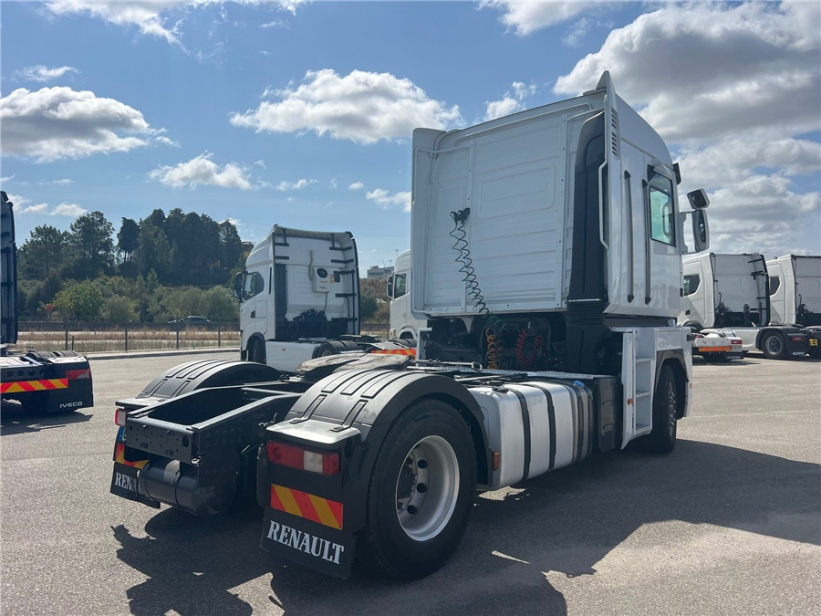 Renault AE 440 - Nyergesvontató: 4 kép. Renault AE 440 - Nyergesvontató: 4 kép.