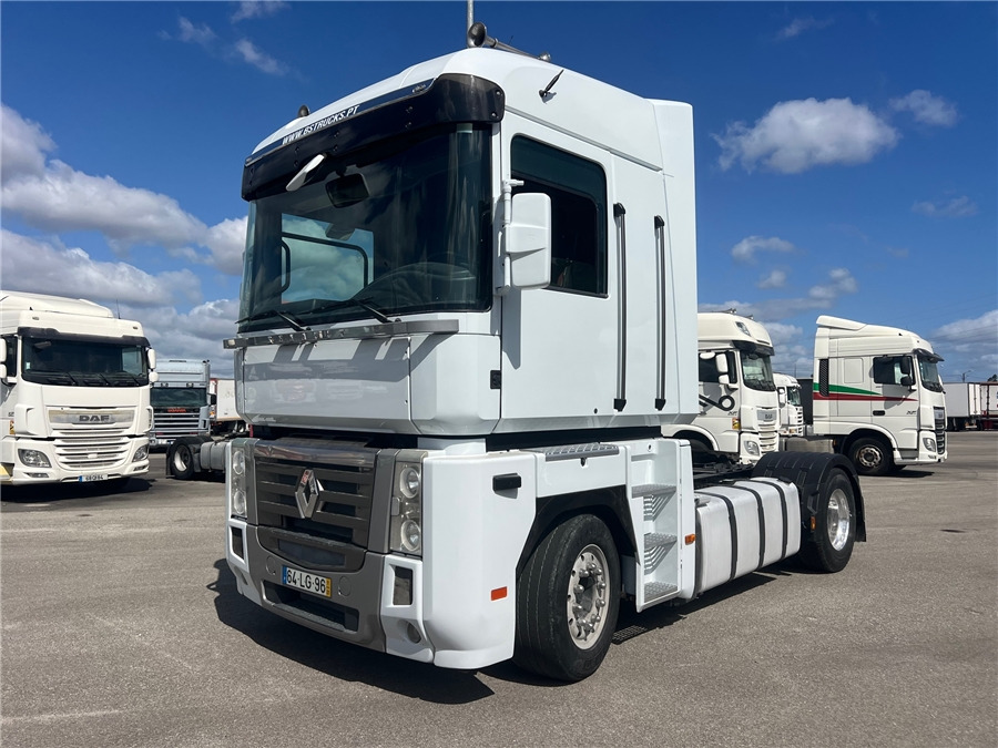 Renault AE 440 - Nyergesvontató: 1 kép. Renault AE 440 - Nyergesvontató: 1 kép.