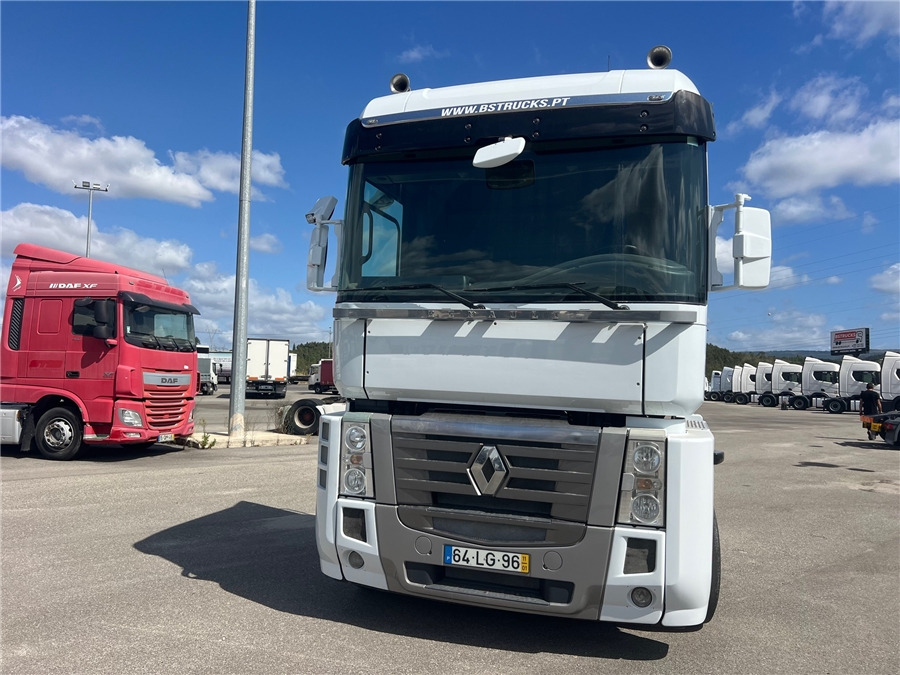 Renault AE 440 - Nyergesvontató: 2 kép. Renault AE 440 - Nyergesvontató: 2 kép.