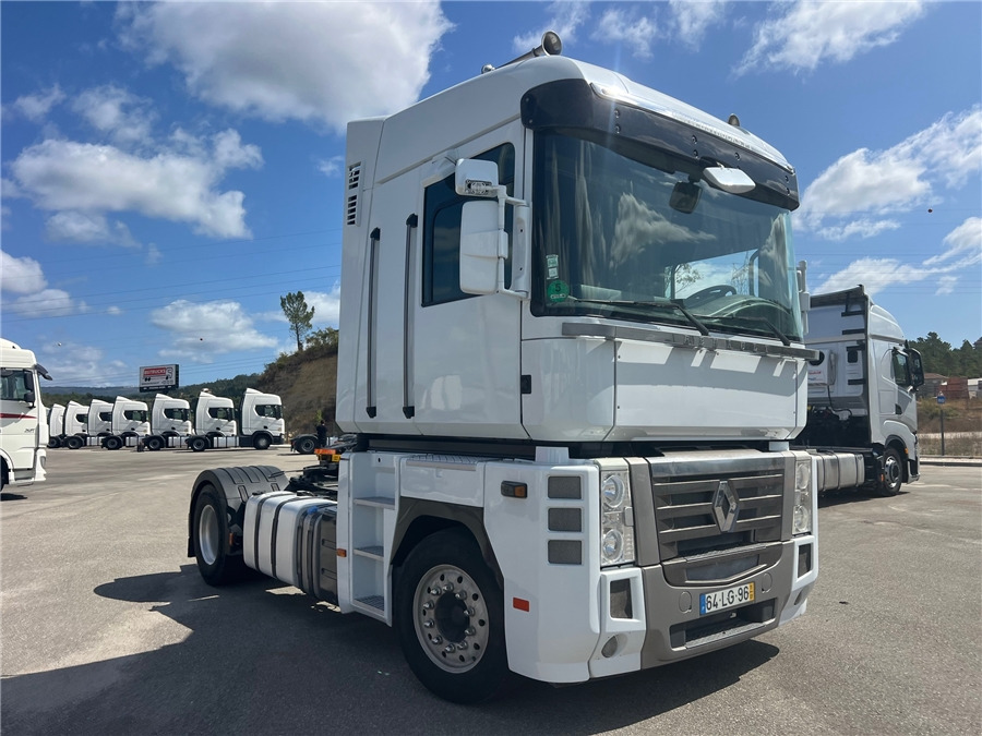 Renault AE 440 - Nyergesvontató: 3 kép. Renault AE 440 - Nyergesvontató: 3 kép.