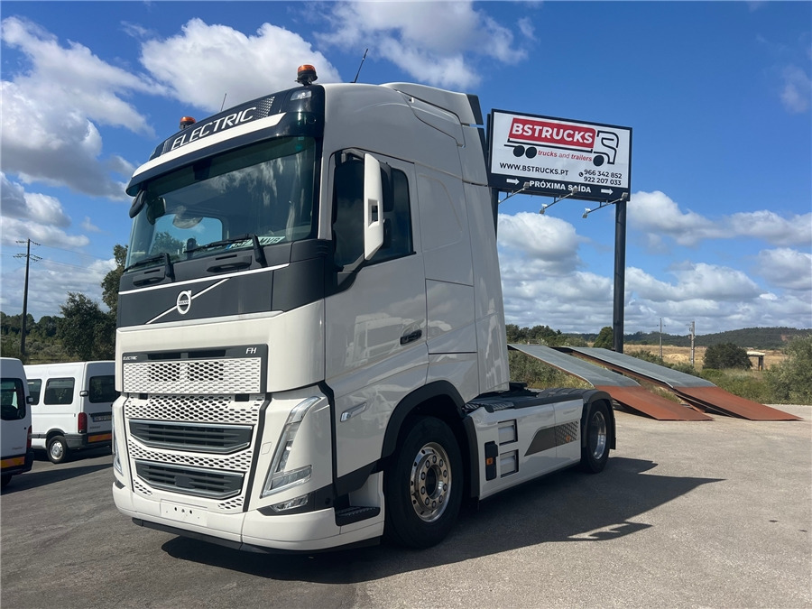 Volvo ELETRIC - BATERIA (BEV) - Nyergesvontató: 1 kép. Volvo ELETRIC - BATERIA (BEV) - Nyergesvontató: 1 kép.