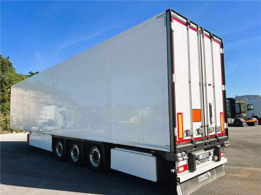 SCHMITZ CARGOBULL SCB-S3B - Félpótkocsi hűtős: 2 kép. SCHMITZ CARGOBULL SCB-S3B - Félpótkocsi hűtős: 2 kép.