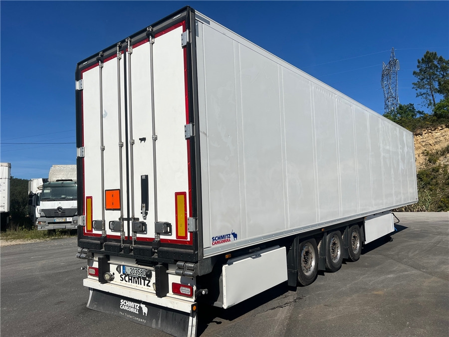 SCHMITZ CARGOBULL SCB-S3B - Félpótkocsi hűtős: 1 kép. SCHMITZ CARGOBULL SCB-S3B - Félpótkocsi hűtős: 1 kép.